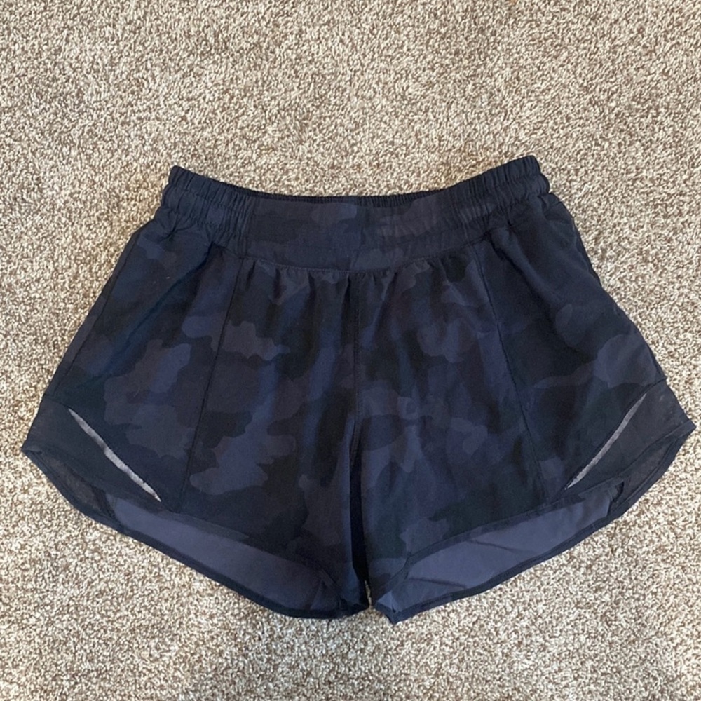 Lululemon camo hotty hot size 6, 2.5 shorts. Great condition!
